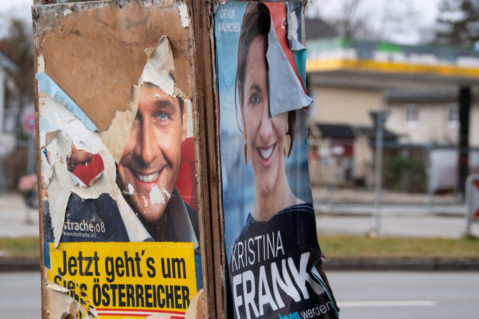 Neben dem zerstörten Wahlplakat der CSU hängt das Wahlplakat der Spitzenkandidatin Kristina Frank (CSU) rechts halb herunter.
