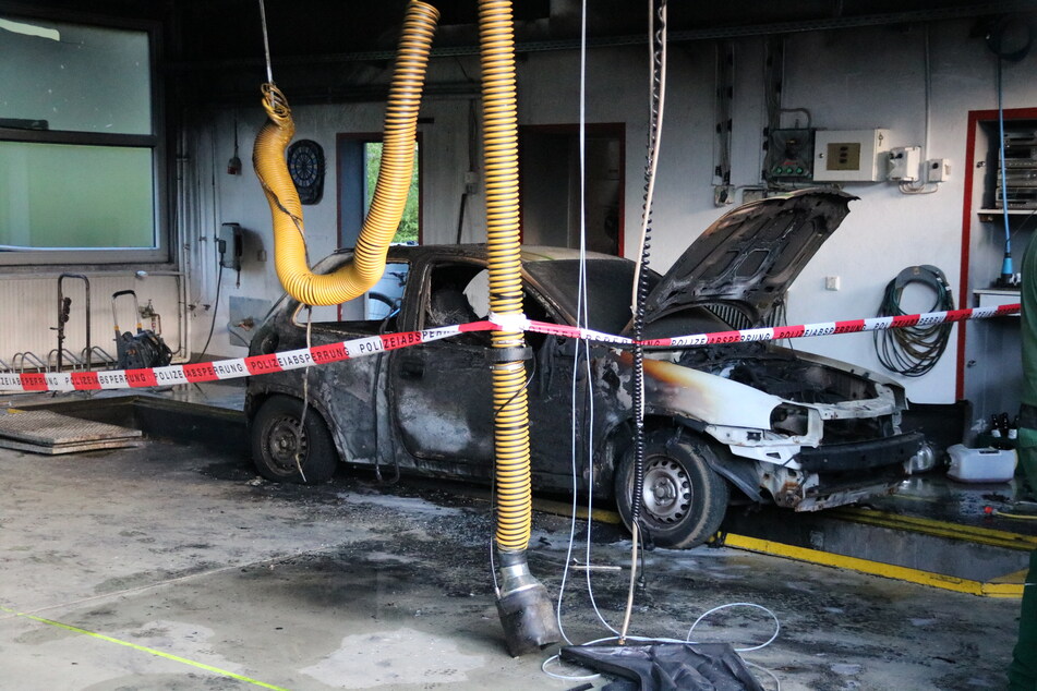 Der ohnehin schon schrottreife Wagen brannte komplett aus. Warum, ist noch nicht bekannt.