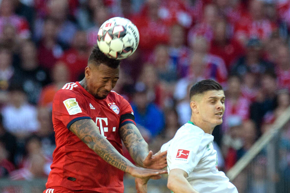 Jérôme Boateng (links) überspringt Bremens Milod Rashica im DFB-Pokal-Halbfinale.