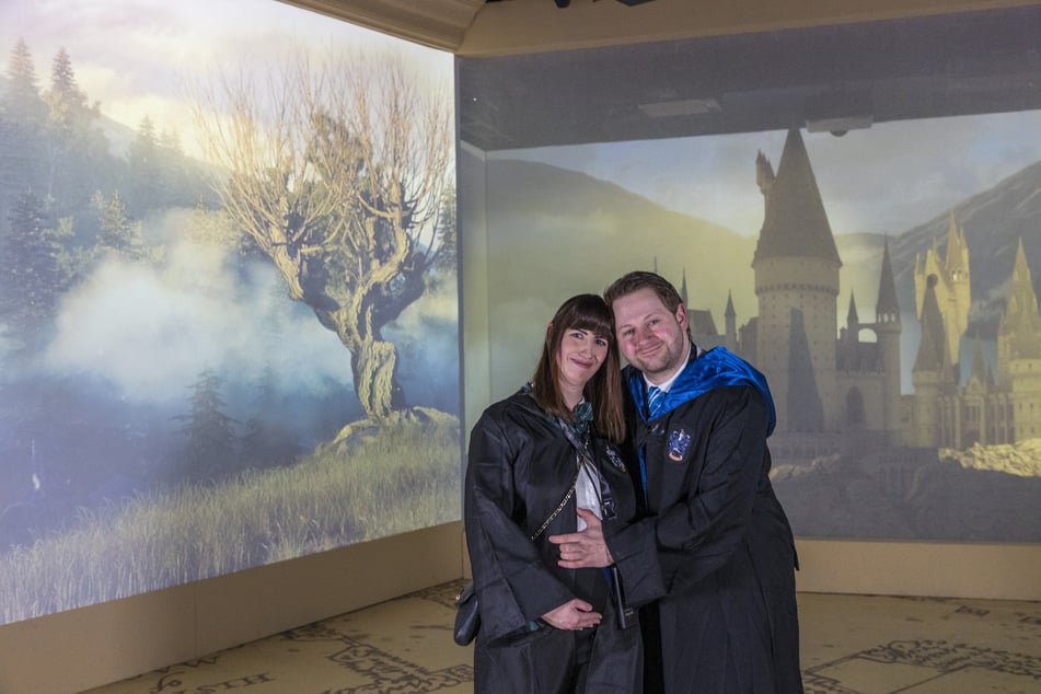 Stilecht gab's einen Ring mit smaragdgrünem Stein, der farblich für ihr Lieblingshaus Slytherin steht. Das Pärchen aus Chemnitz war schon an Original-Drehorten wie Edinburgh und London.