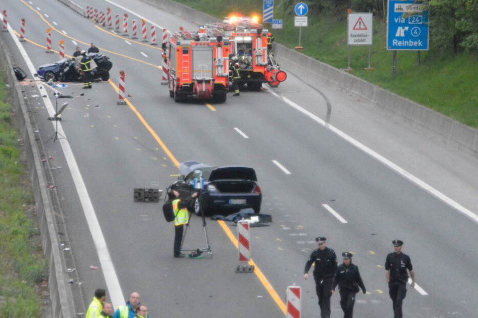 Zwei Autos stehen nach einem Unfall auf der Autobahn 1 in Hamburg.