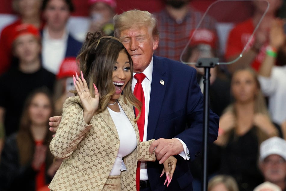 US-Präsident Donald Trump (80) hat bei seinem Auftritt am Sonntag über den Hintern von Rapperin Nicki Minaj (43) geschwärmt.