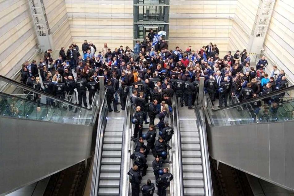 Im Leipziger Hauptbahnhof nahm die Bundespolizei von mehreren Personen die Personalien auf, dann ging es mit Shuttlebussen zum Stadion.