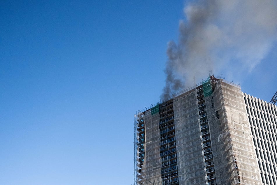 An dem Hochhaus finden aktuell Bauarbeiten statt.