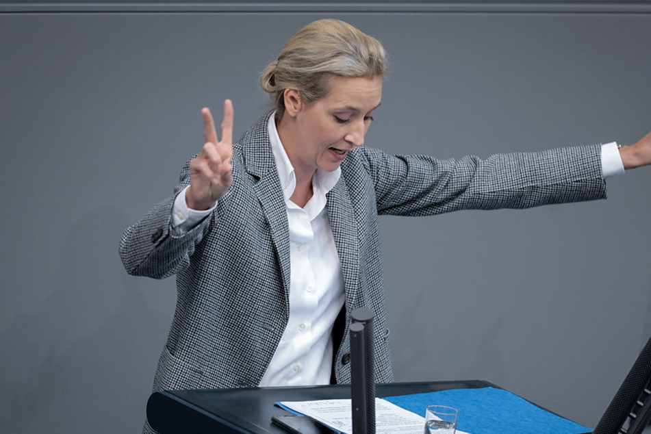AfD-Politikerin Alice Weidel (39) zeigt das Victory-Zeichen. Glaubt man den Umfragewerten, hat sie dazu auch allen Grund.