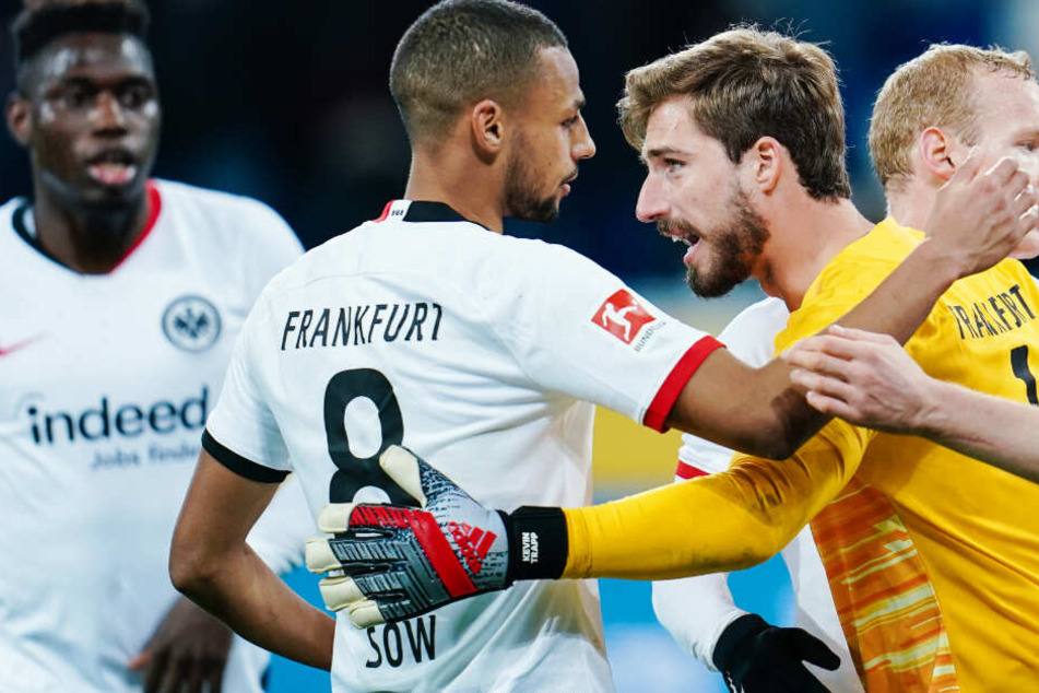 Spieler von Eintracht Frankfurt freuen sich über den Sieg gegen die TSG Hoffenheim.