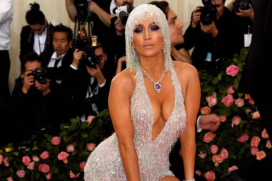 Jennifer Lopez (49) geizt nicht mit ihren Reizen.
