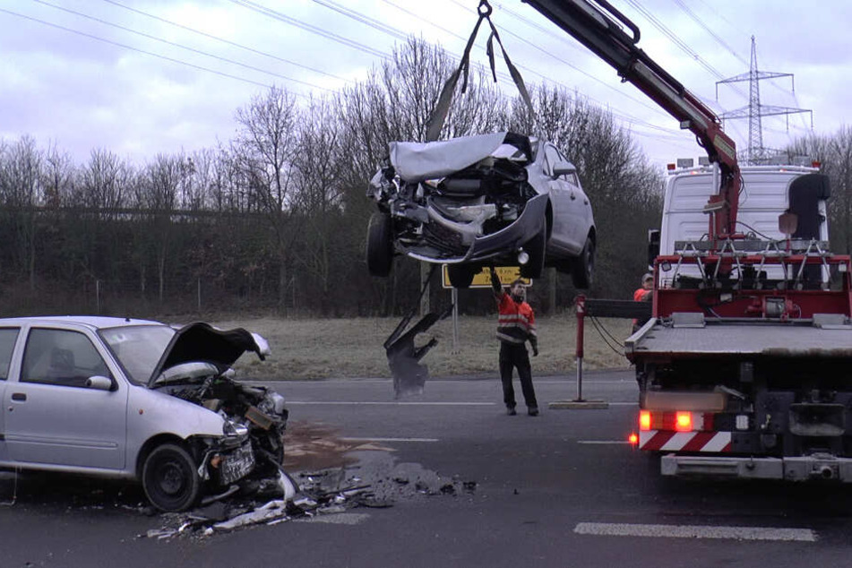 Die Autos wurden nach dem Unfall abgeschleppt.