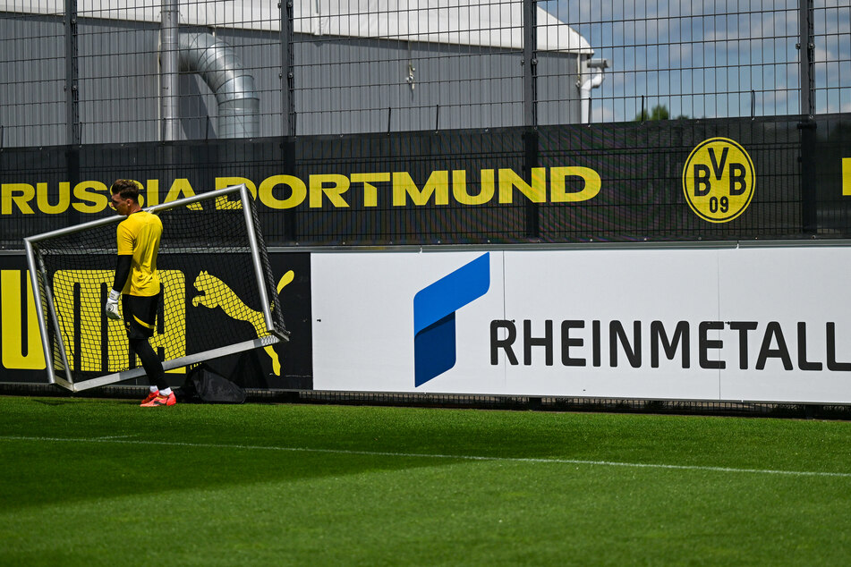 Die Partnerschaft zwischen dem BVB und dem Düsseldorfer Konzern Rheinmetall läuft zunächst bis 2027 und soll dem Klub jährliche eine Summe im hohen einstelligen Millionenbereich einbringen.