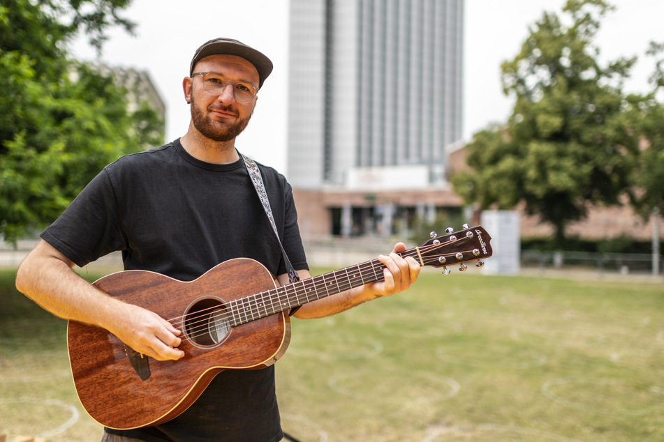 Singer-Songwriter René Ahlig (31) tritt am Samstag mit seiner Band "No King. No Crown." auf.