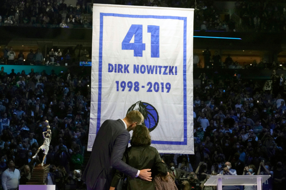 Schon in Dallas wurde Dirk Nowitzki (44, l.) die große Ehre zuteil, dass sein Trikot unters Hallendach gezogen wurde.