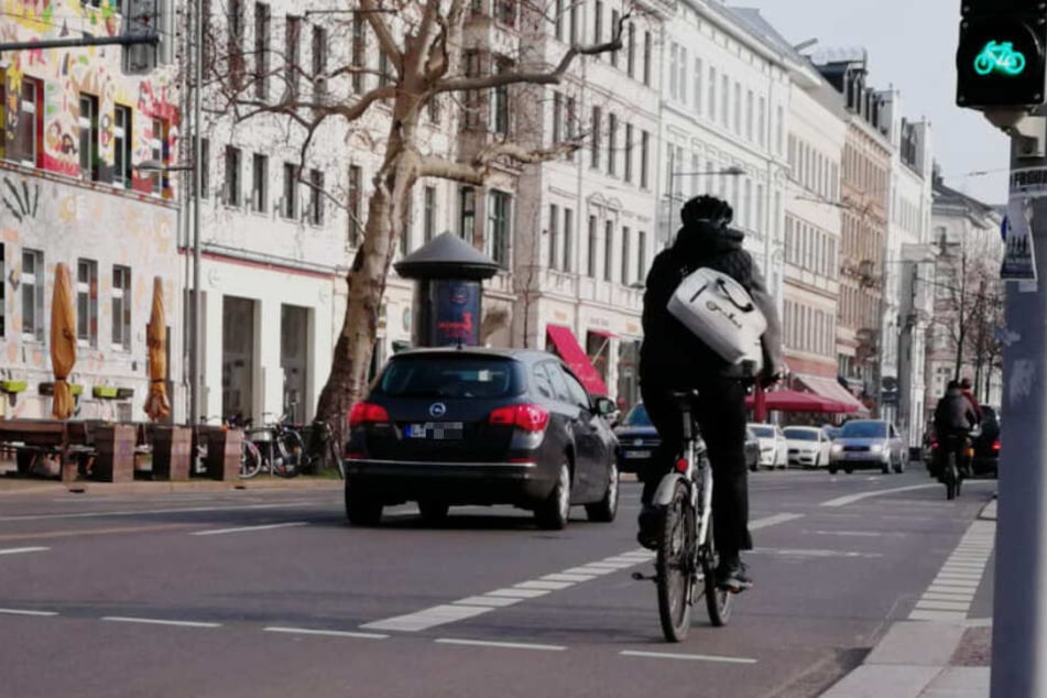 Im Leipziger Westen hat ein älterer Mann zwei Radlerinnen von ihren Zweirädern gestoßen.