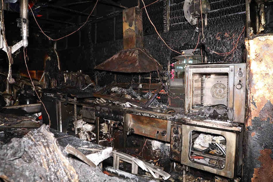 Im Inneren der Hütte auf dem Weihnachtsmarkt hat das Feuer ordentlich Schaden angerichtet.