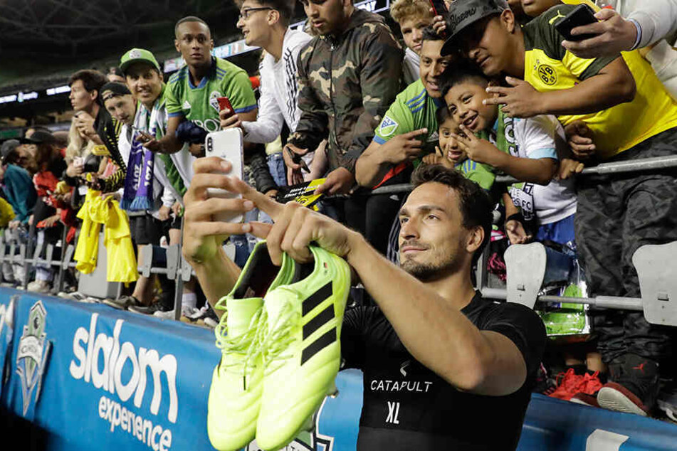 Neuzugang Mats Hummels konnte sich die ersten 60 Minuten noch um Fan-Akquise kümmern.