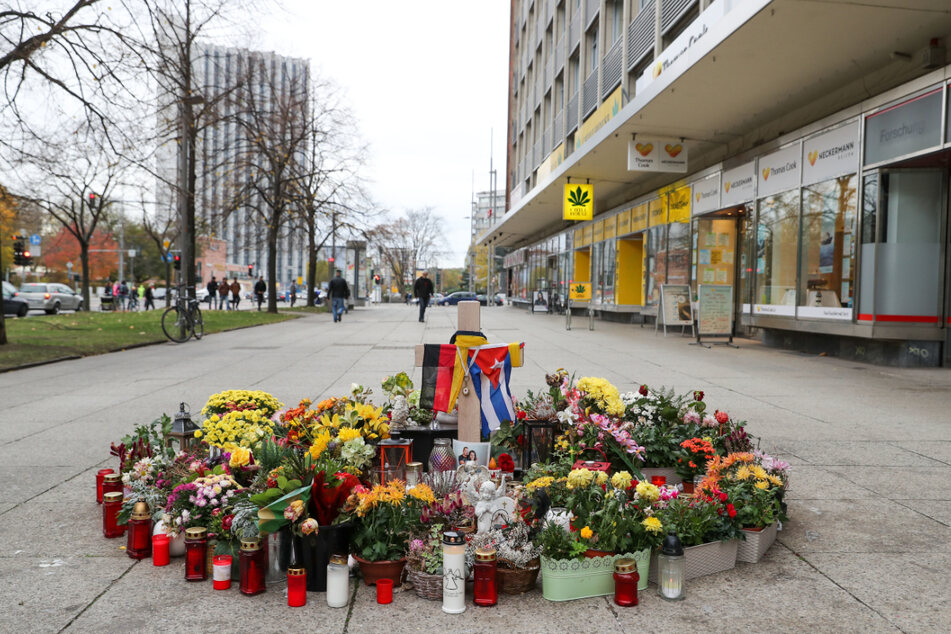 Ein Grabkranz mit Blumen und Kerzen erinnerte an Daniel H., der Opfer einer tödlichen Messerattacke wurde.