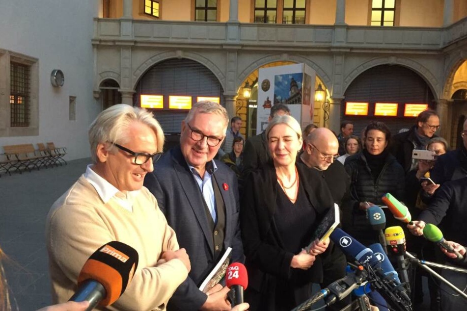 Die kurzfristig einberufene Pressekonferenz im Schloss.