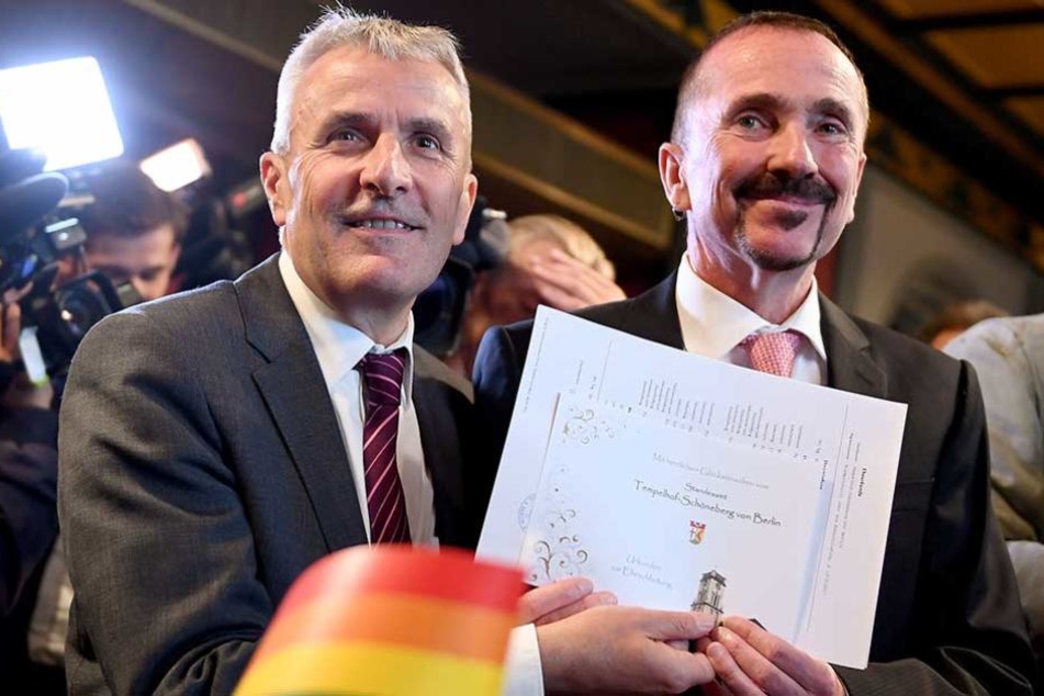 Bod Mende und Karl Kreile zeigen stolz ihre Eheurkunde.