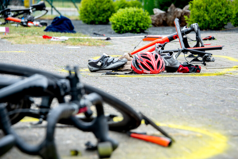 Mehrere Fahrräder liegen nach dem schweren Unfall auf einem Gehweg.
