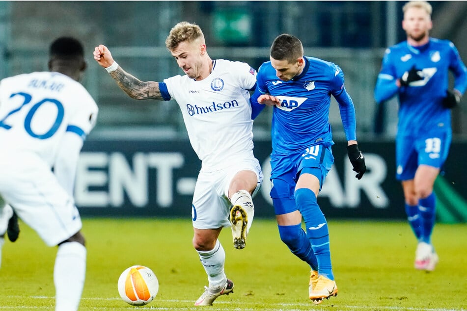 Niklas Dorsch (23, 2.v.l.) spielte in der vergangenen Saison bei der KAA Gent und kam hier auch in der Europa League gegen die TSG 1899 Hoffenheim um Mijat Gacinovic (26, 2.v.r.) zum Einsatz.