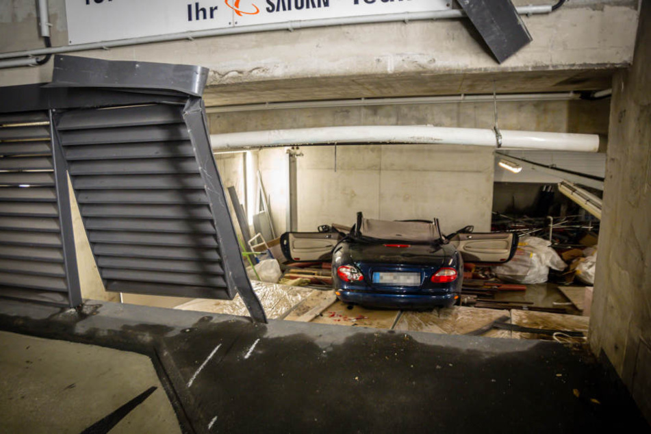 Der Mann stürzte mit seinem Auto eine Etage tiefer und krachte dort auf Baumaterialien.
