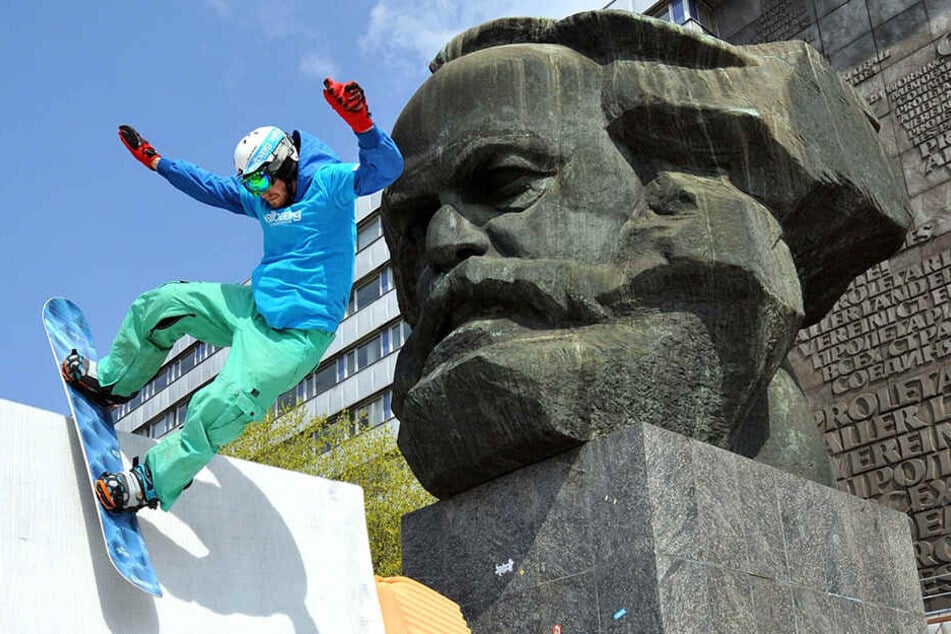 Snowboarden direkt am Karl-Marx-Kopf geht auch ohne Schnee - mit einer Textilpiste von Mr. Snow.