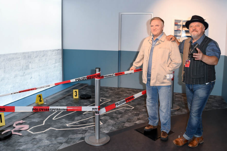 Der Schauspieler Axel Prahl steht neben seiner Wachsfigur im "Tartort-Bereich" im Wachsfigurenkabinett Madame Tussauds Berlin.