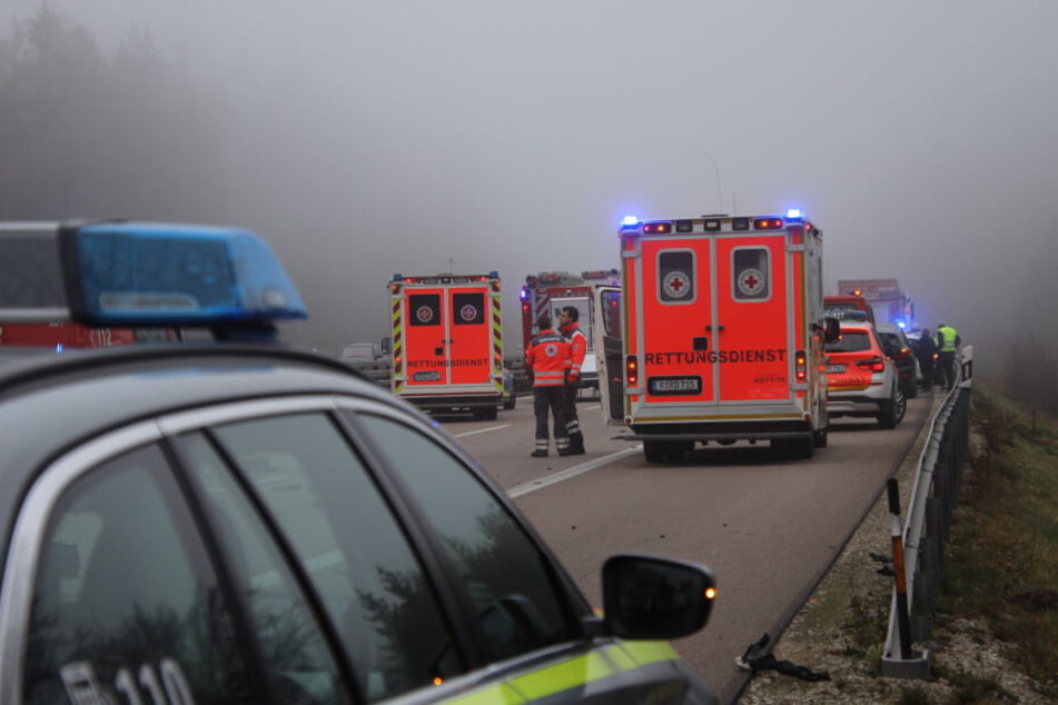 Einsatzkräfte stehen an der Unfallstelle auf der A3.