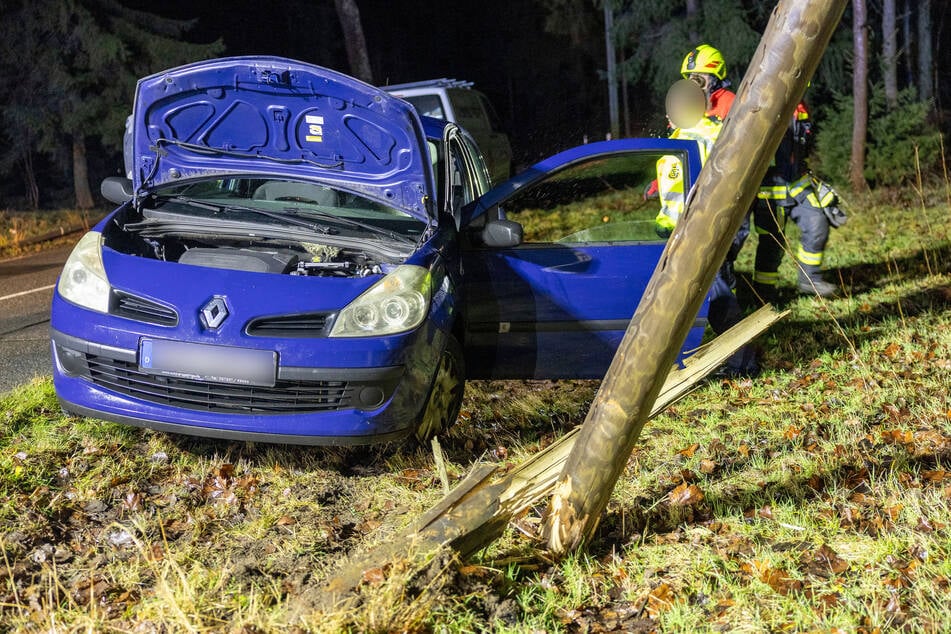 Renault fällt Telekommast: Fahrerin verletzt im Krankenhaus