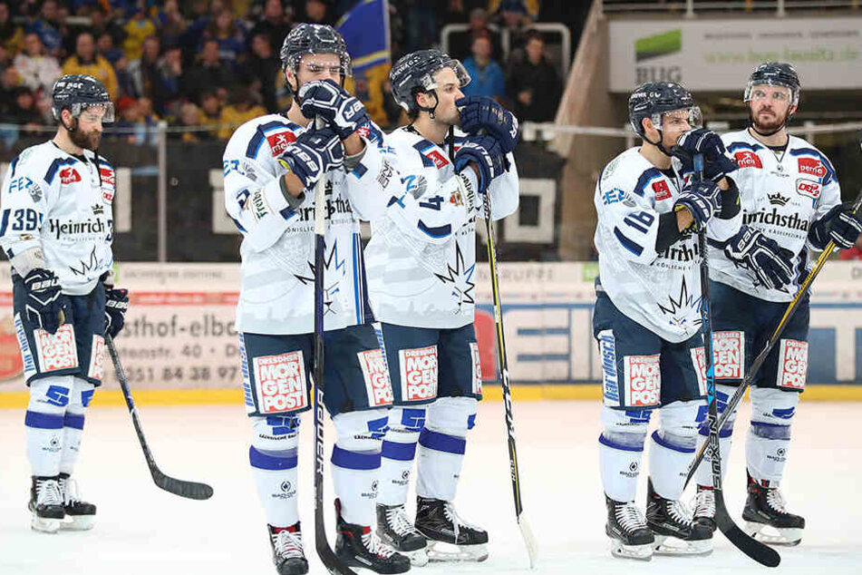 Enttäuschte Gesichter bei den im Derby unterlegenen Dresdner Eislöwen.