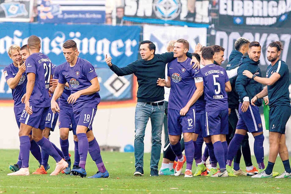 FCE-Trainer Daniel Meyer (M.) freute sich mit seinen Spielern über den 1:1-Ausgleich.
