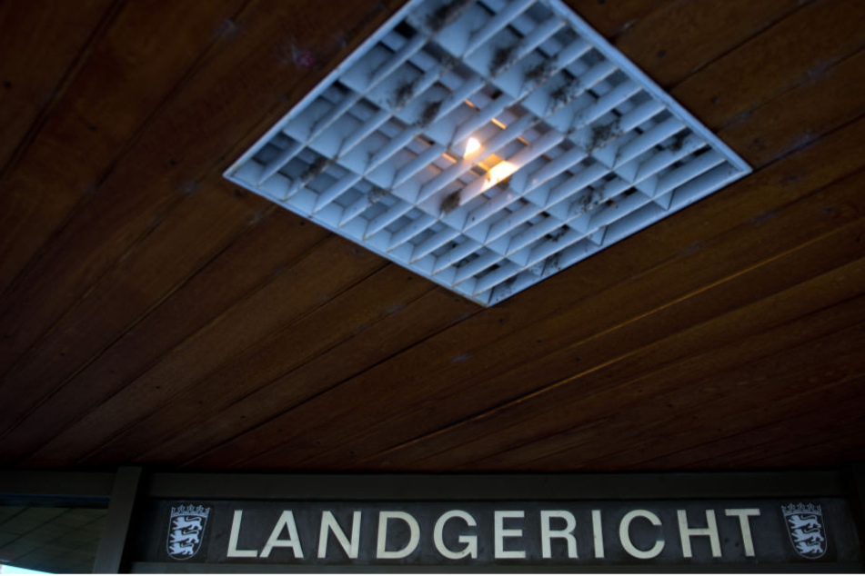 Vor dem Landgericht muss sich der junge Mann wegen Mordes verantworten. (Archiv)