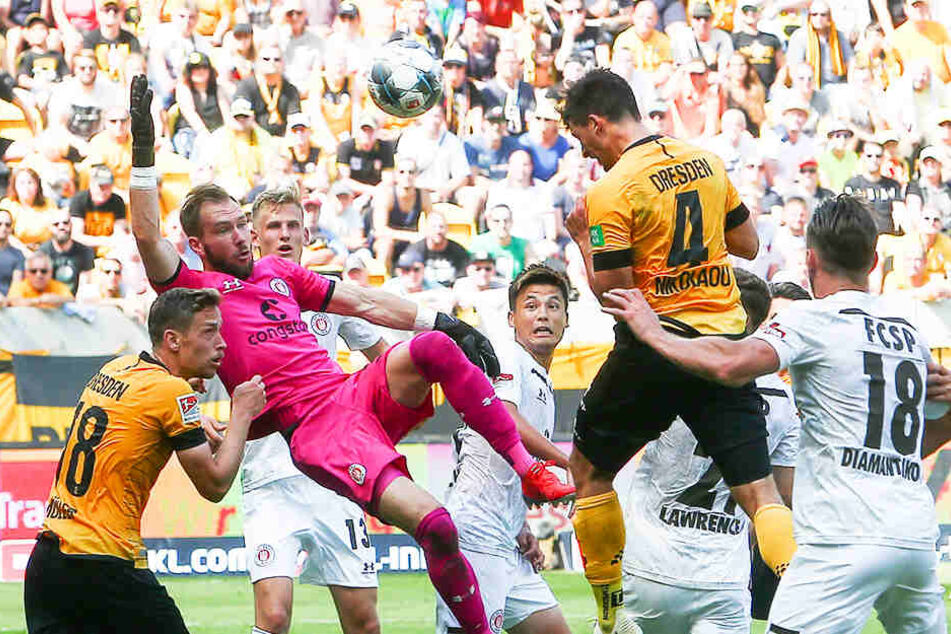 Der Treffer zum zwischenzeitlichen 1:3 gegen St. Pauli: Jannis Nikolaou (Nummer 4) köpft ein, FC-Keeper Robin Himmelmann streckt sich vergebens. Nikolaou gehört in dieser Saison zu den stabilsten Dresdnern.