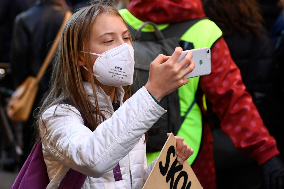 Greta Thunberg (18) macht während einer Demonstration der Bewegung "Fridays for Future" ein Foto mit ihrem Handy.
