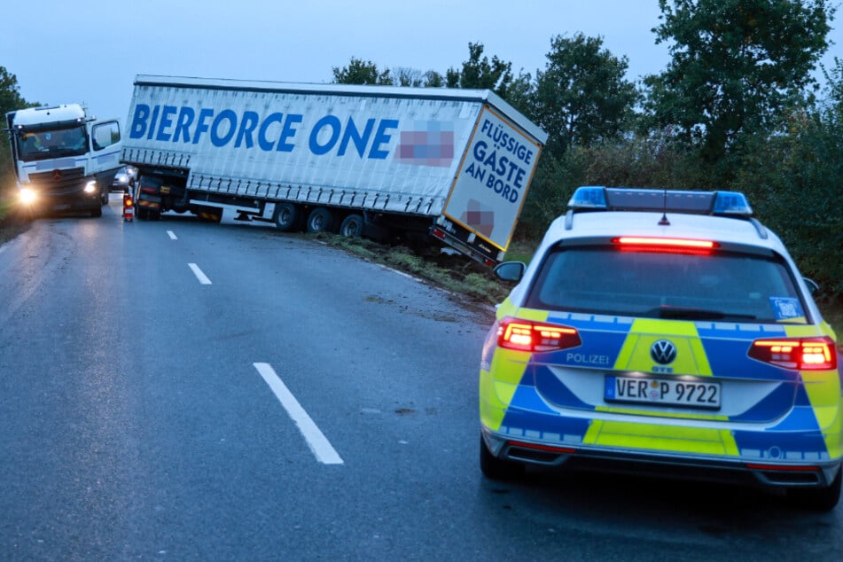 Die Polizei im Einsatz auf der L156. Zwei Lastwagen sorgen dort für Chaos.