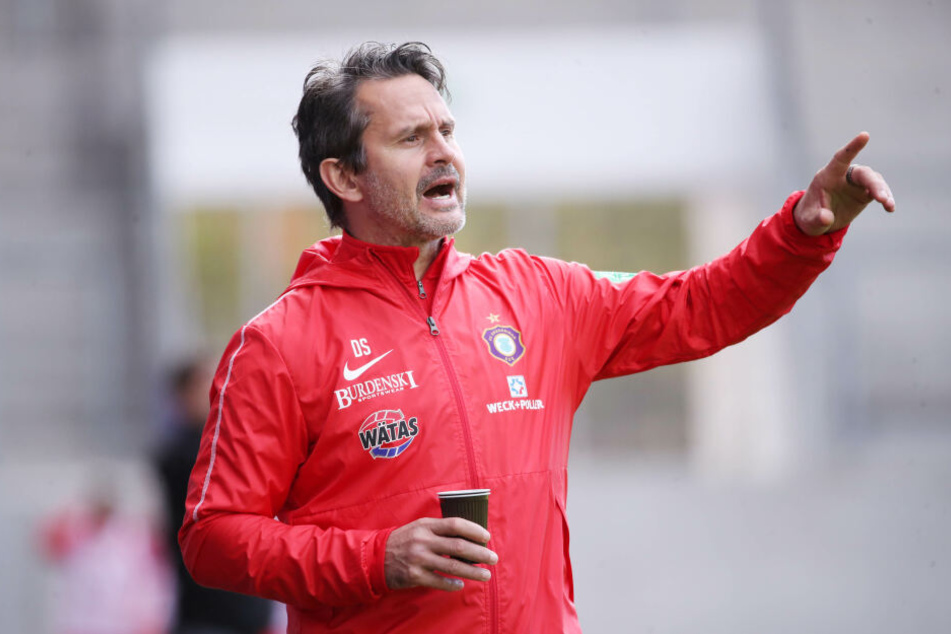 Aue-Trainer Dirk Schuster gibt beim Spiel gegen den Halleschen FC Anweisungen.