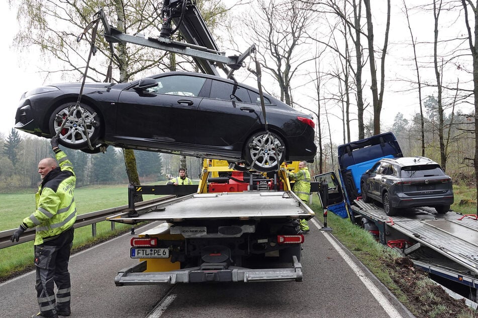 Bevor der Sattelzug selbst geborgen werden konnte, musste der Abschleppdienst erst einmal die Autos vom Hänger bergen.