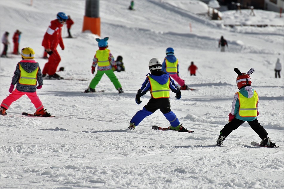 Die Vierjährige geriet während einer Skistunde in einen schweren Unfall. (Symbolbild)