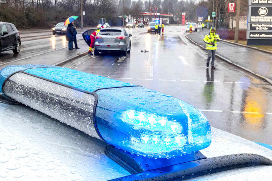 Die Hauptstraße war wegen eines Unfalls zwei Stunden lang vollgesperrt..