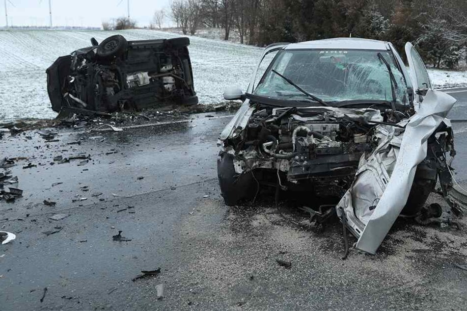 Beide Fahrzeuge wurden schwer beschädigt.