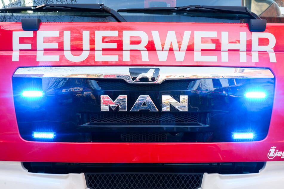 Insgesamt waren rund 20 Einsatzkräfte der Neusser Feuerwehr für vier Stunden vor Ort. (Symbolbild)