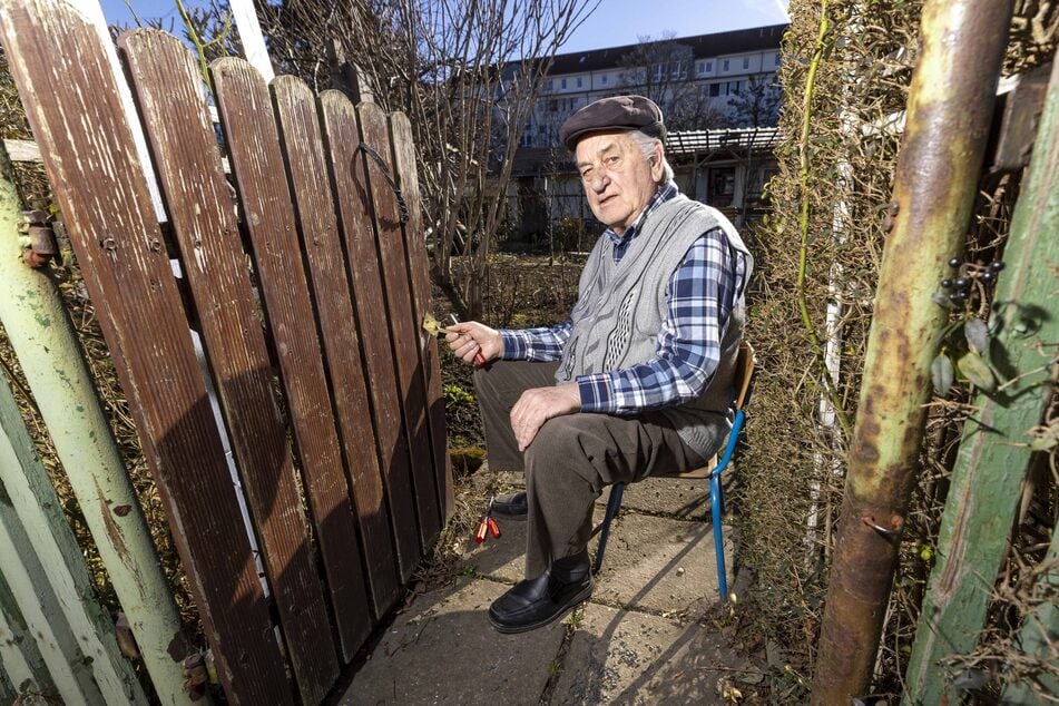 Seit Jahrzehnten in der Sparte: Dieter Rentzsch (82) hat zwei Schlösser gekauft und repariert den Einbruchschaden selbst.