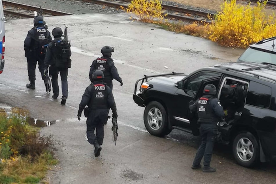 Zum Einsatz kommen dabei auch Polizisten, die speziell für lebensbedrohliche Lagen ausgebildet sind.