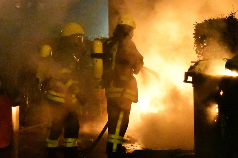 Die Feuerwehr löscht einen lichterloh brennenden Müllhaufen.