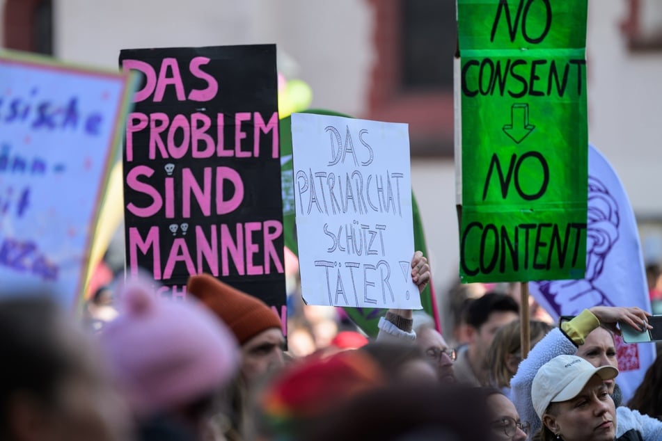 Sie demonstrieren gegen Sexismus und strukturelle Gewalt an Frauen.