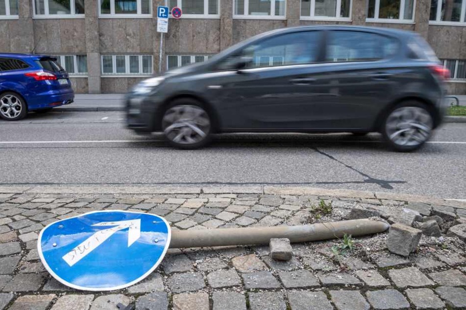 Ein Auto fährt an einem beschädigten Verkehrsschild vorbei. Schäden an Verkehrsschildern kosten Bayerns Städte viel Zeit und Geld.
