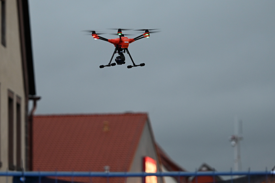 Eine Drohne konnte einen Mann ausfindig machen, der kurz zuvor als vermisst gemeldet wurde. (Symbolbild)