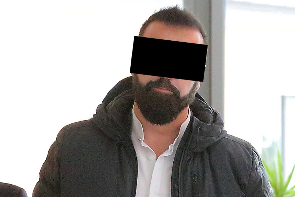 Ralf K. auf dem Weg zum Gerichtssaal.