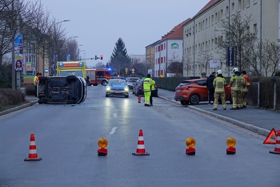 Nach dem Crash ist die Pirnaer Landstraße voll gesperrt.