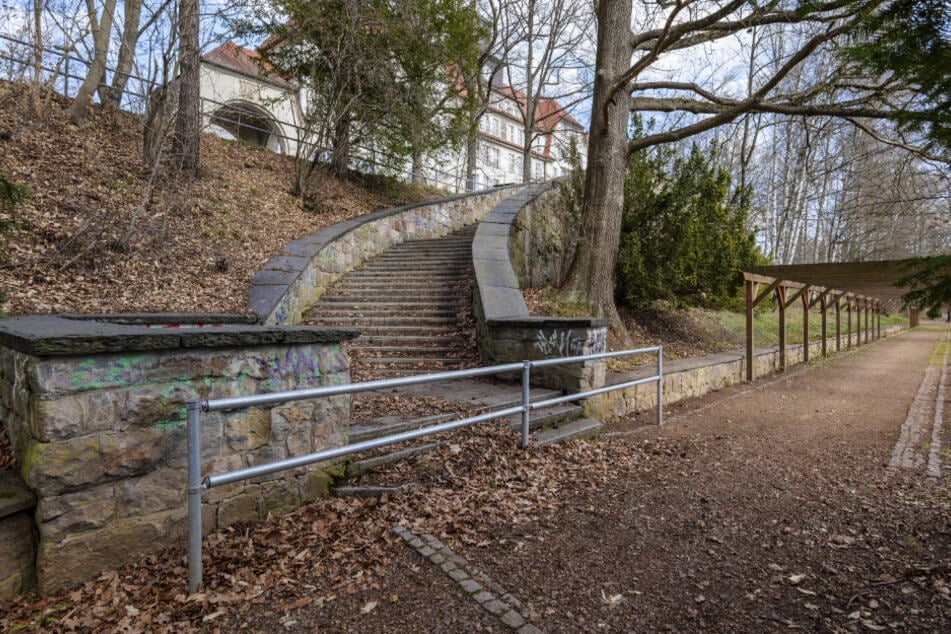 Die marode Treppe, die zur Oberschule Schönau führt, ist durch ein Geländer versperrt.