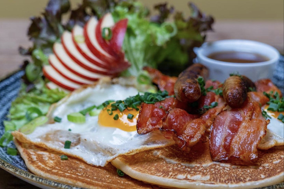 Knuspriger Bacon mit Ei im Pfannkuchen: Solch ein Menü dürfte die Herzen einiger Frühstücks-Fans höher schlagen lassen.